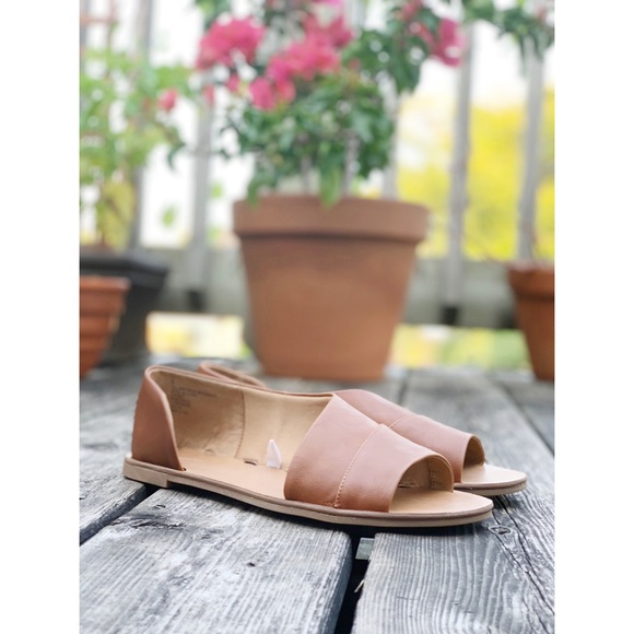 🌸2/$30 Tan faux leather flat sandals
